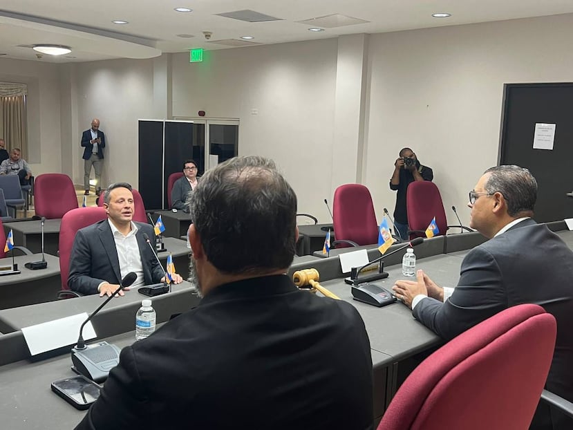 Las vistas del Negociado de Telecomunicaciones iniciaron este martes en Aguadilla, en dónde compareció el alcalde Julio Roldán.