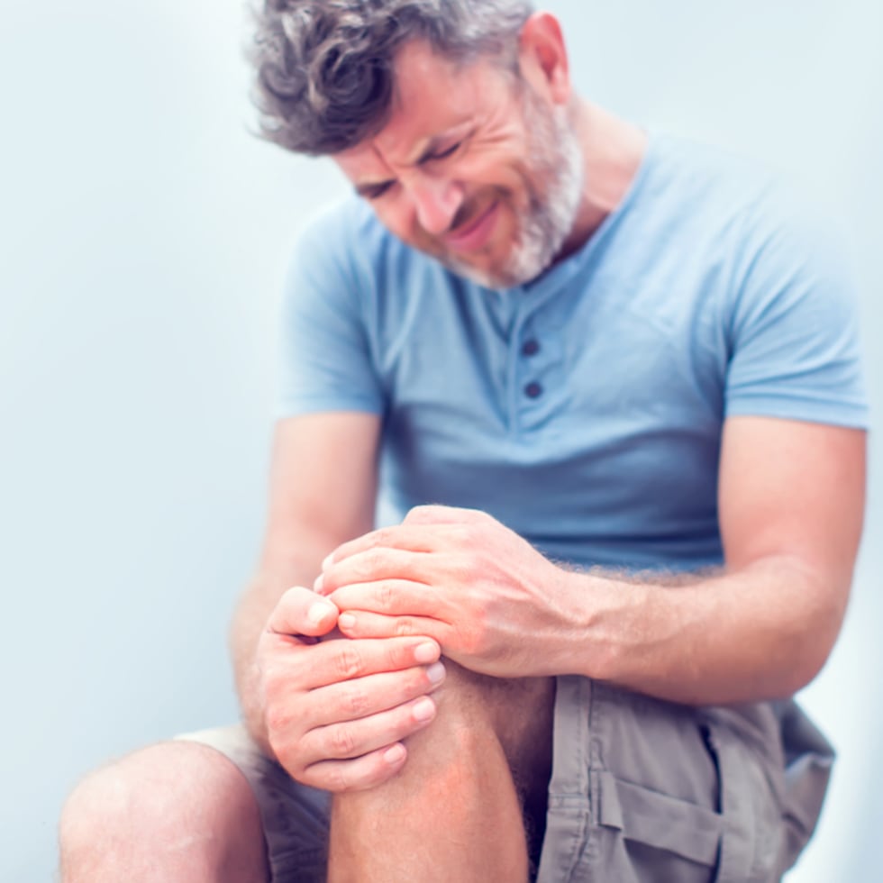 Este tipo de dolor puede afectar tanto a jóvenes deportistas como a personas mayores y terminar deteriorando no solo el descanso, sino también la capacidad de moverse con libertad durante el día.