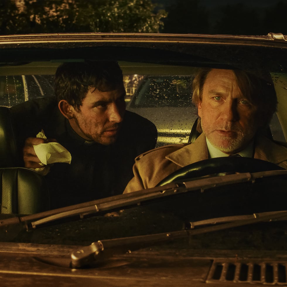 Josh O'Connor y Daniel Craig en una escena de "Wake Up Dead Man: A Knives Out Mystery." (Netflix via AP)
