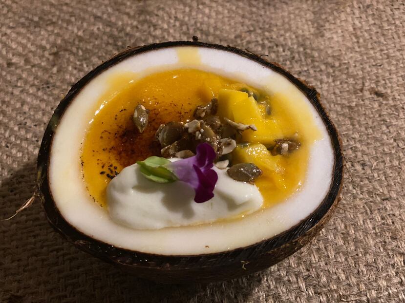 El chef Juan Peña cautivó a los comensales con el postre de batata mameya y calabaza, dentro de medio coco seco con el tope flameado y semillas de calabaza.