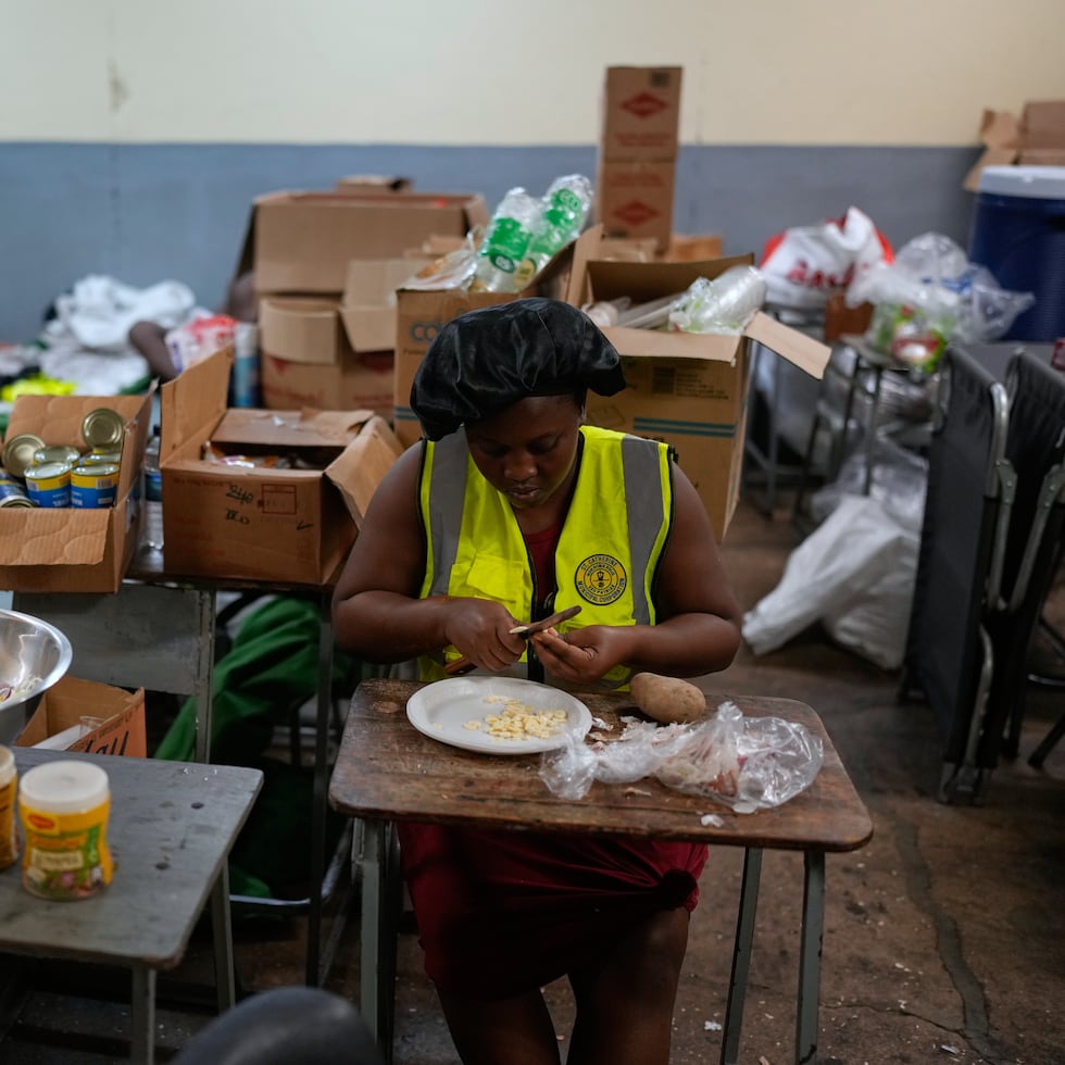 Cocineras preparan comidas en una escuela que sirve de refugio en Old Harbour, Jamaica.