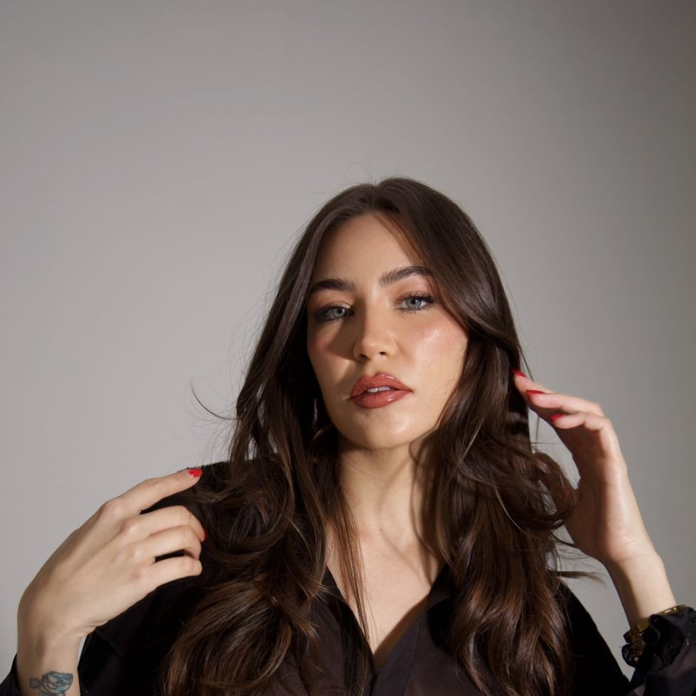 Raiza Montes, celebrity makeup artist:
“El regalo que no puede faltar en mi lista sería una maleta de maquillaje duradera y práctica para guardar todo mi equipo. Les confieso que, en todos mis años de carrera como maquillista, aún no he encontrado la maleta perfecta: una que sea cómoda para trabajar en sesiones y también funcional para viajar en avión, ya que viajo constantemente por trabajo”.