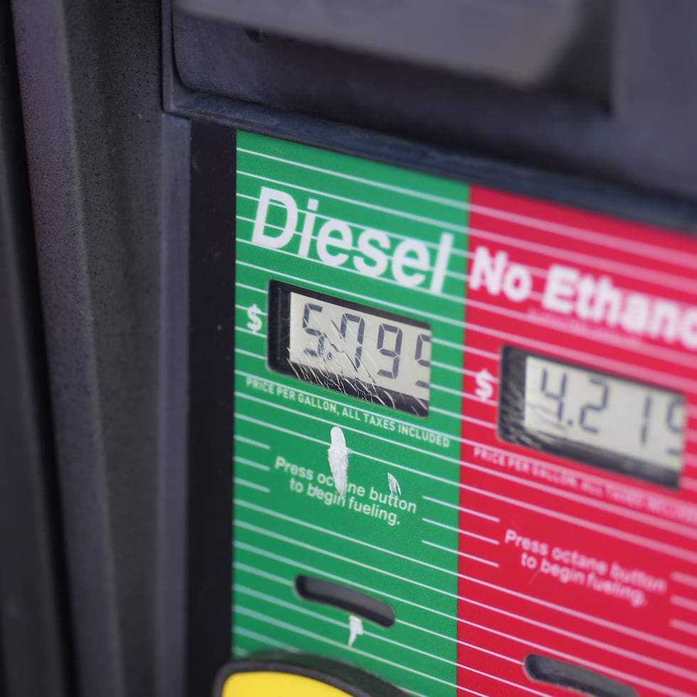 El precio del galón de diésel aparece en la pantalla electrónica de un surtidor en una estación QuikTrip el jueves 1 de octubre de 2026, en Greenwood Village, Colorado. (AP Foto/David Zalubowski)