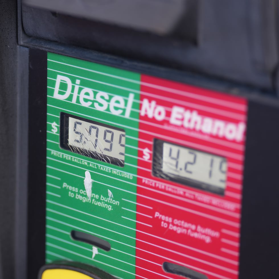 El precio del galón de diésel aparece en la pantalla electrónica de un surtidor en una estación QuikTrip el jueves 1 de octubre de 2026, en Greenwood Village, Colorado. (AP Foto/David Zalubowski)