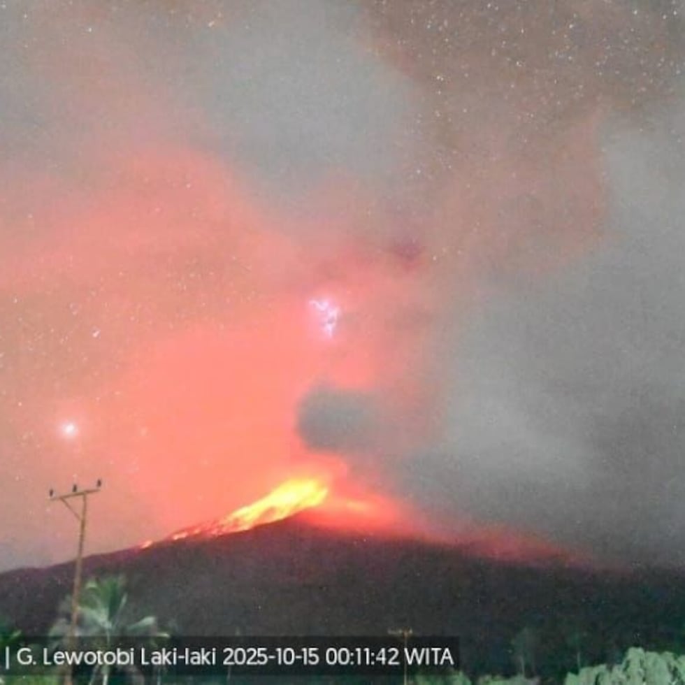 El volcán Lewotobi Laki-Laki de Indonesia, ubicado en la oriental isla de Flores, erupcionó en dos ocasiones este miércoles y arrojó ceniza a 10 kilómetros sobre su cráter, lo que llevó a las autoridades a decretar el máximo nivel de alerta.