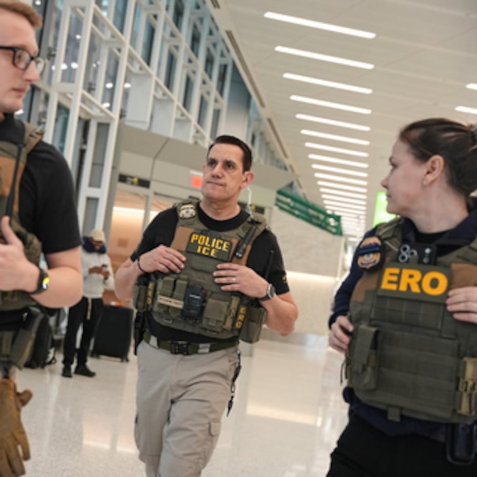 Agentes federales de inmigración son vistos en el Aeropuerto Internacional Newark Liberty, el lunes 23 de marzo de 2026, en Newark, N.J. (AP Photo/Angelina Katsanis)