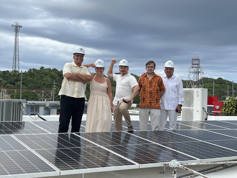 Desde la izquierda, Drew Picklyk, Elizabeth Abrahams Riordan, Alexander Elias, Mihail Akopdjanov y José Miguel Santos, de Kind Sun Initiative.