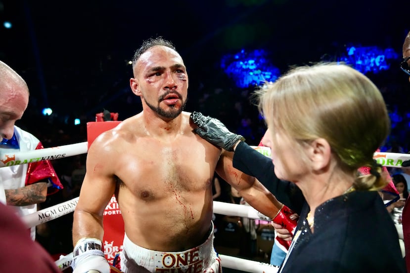 Keith “One Time” Thurman, con hielo en el lado izquierdo de su rostro golpeado e inflamado, se mostró molesto con la decisión del árbitro de intervenir.