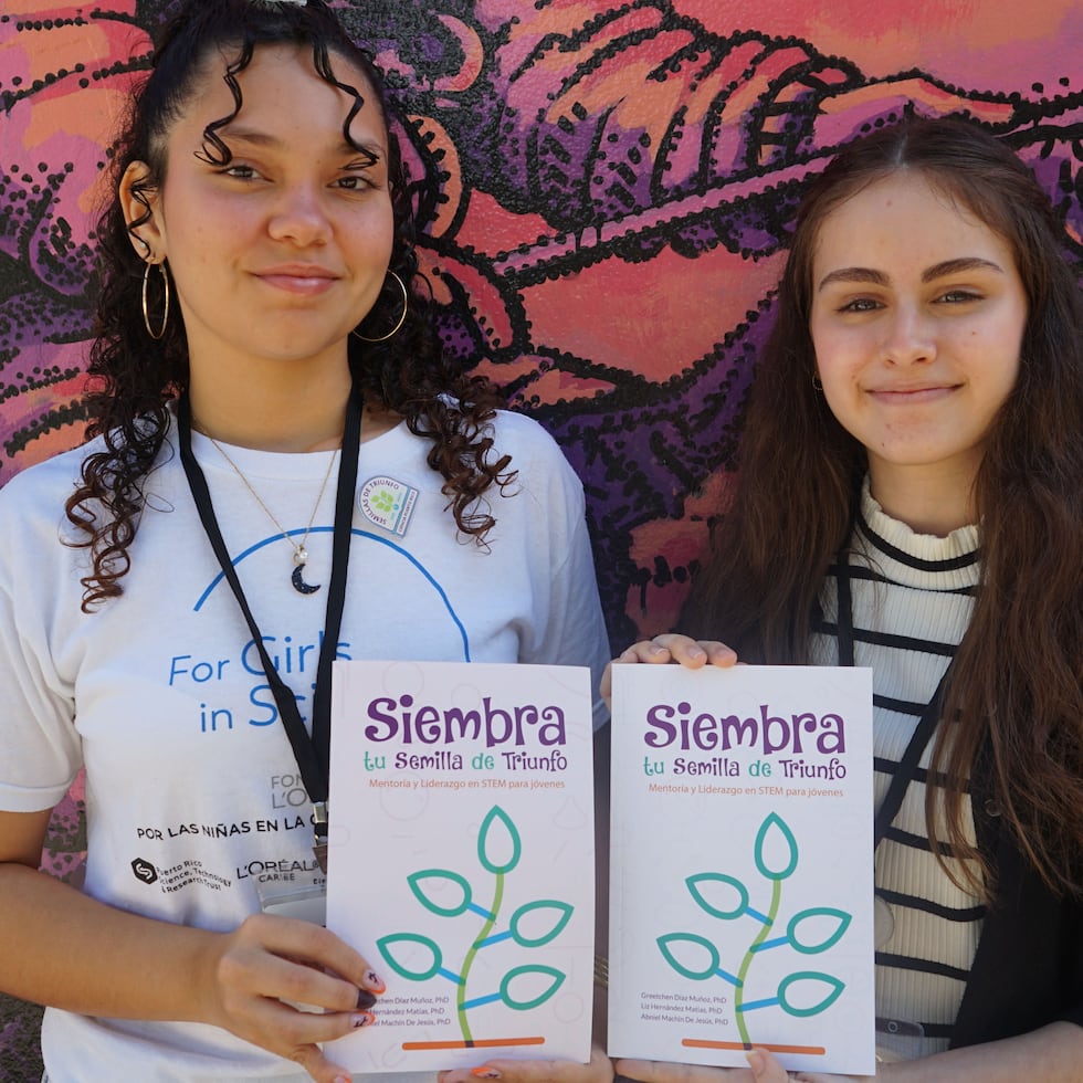 Las jóvenes Josie Torres Colón y Amanda C. Saliceti Galarza muestran el libro “Siembra tu semilla de triunfo”, del que forman parte y que fue oficialmente presentado este martes.