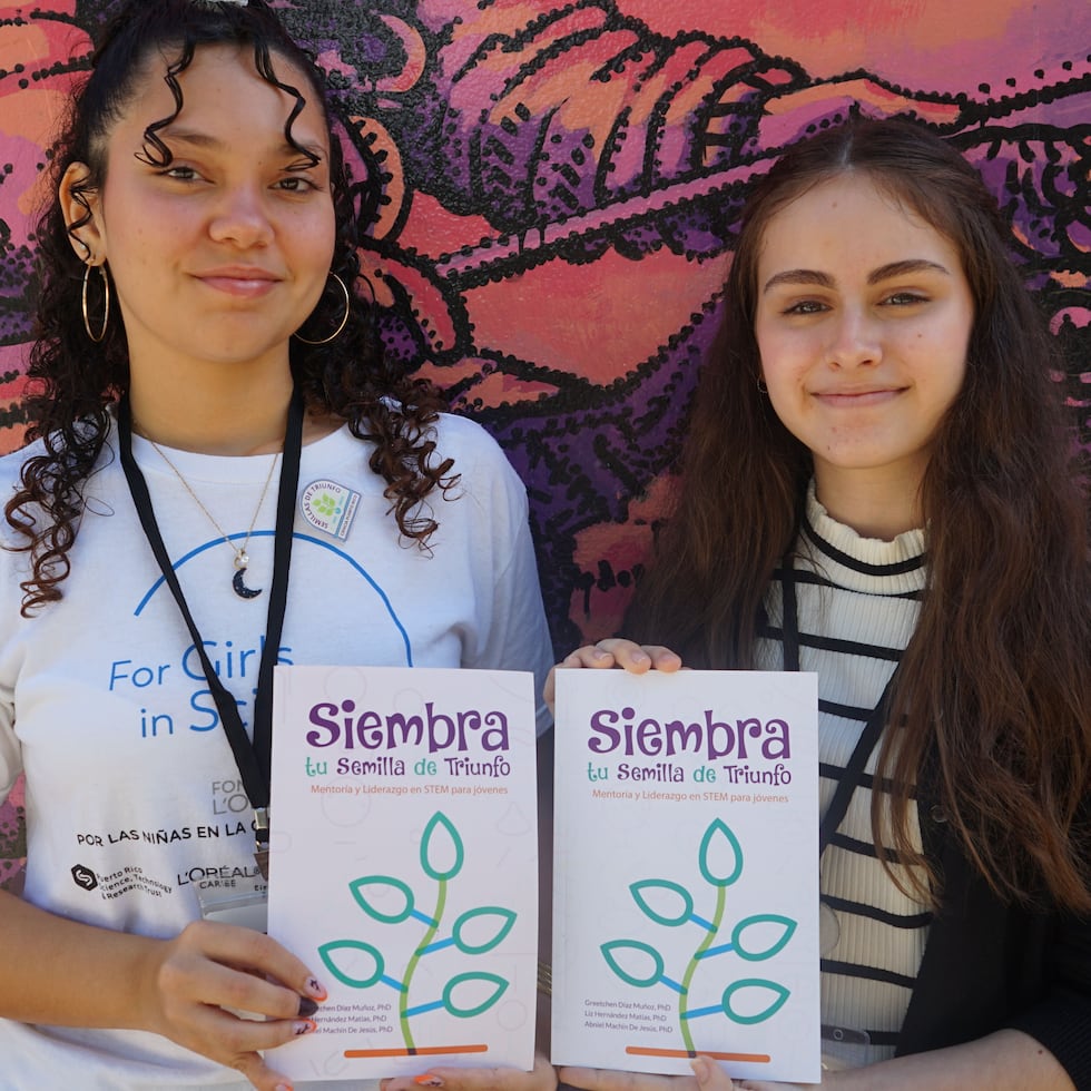 Las jóvenes Josie Torres Colón y Amanda C. Saliceti Galarza muestran el libro “Siembra tu semilla de triunfo”, del que forman parte y que fue oficialmente presentado este martes.