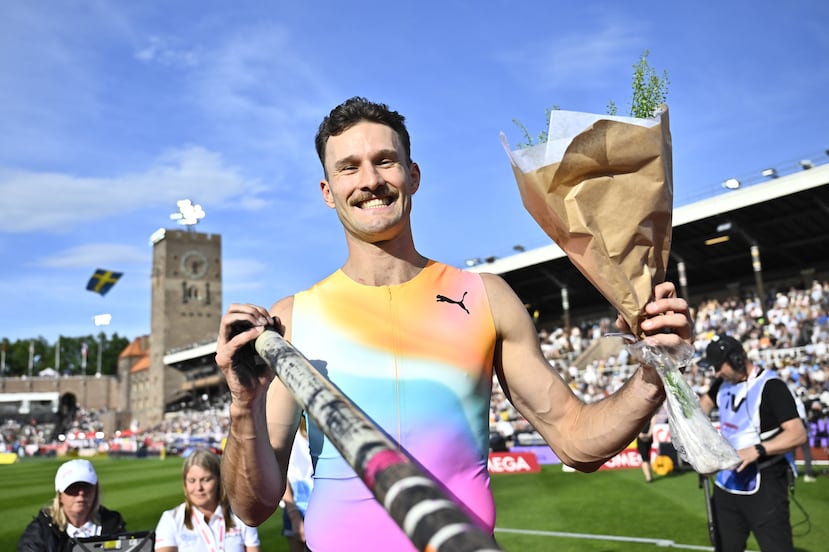 El australiano Kurtis Marschall posa tras ganar la prueba de salto con pértiga en la reunión de la Liga Diamante en Estocolmo, Suecia.