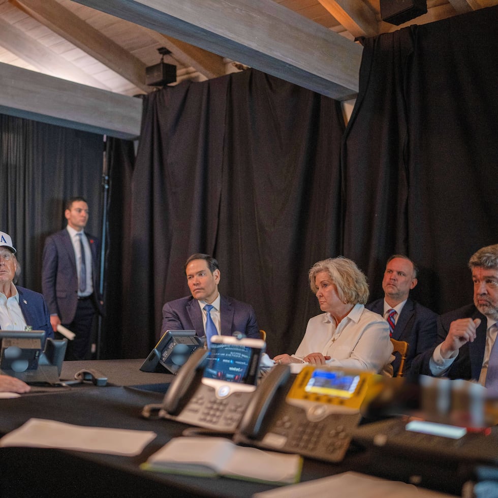 Esta foto suministrada por la Casa Blanca, que ha sido parcialmente cubierta por un área borrosa, muestra al presidente Donald Trump hablando con el director de la CIA, John Ratcliffe (izq); el secretario de Estado, Marco Rubio (centro), y la jefa del gabinete Susie Wiles, durante una reunión en el complejo Mar-a-Lago en Palm Beach, Florida.