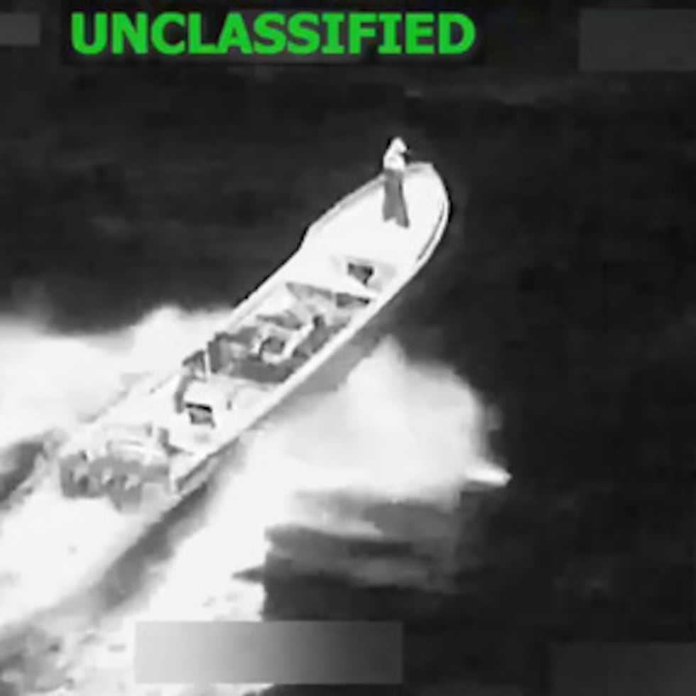 Esta imagen, tomada de un video proporcionado por el Comando Sur de Estados Unidos, muestra una embarcación que supuestamente trasladaba drogas en el océano Pacífico oriental poco antes de ser destruida por el ejército estadounidense, en un ataque mató a dos el 23 de enero de 2026.