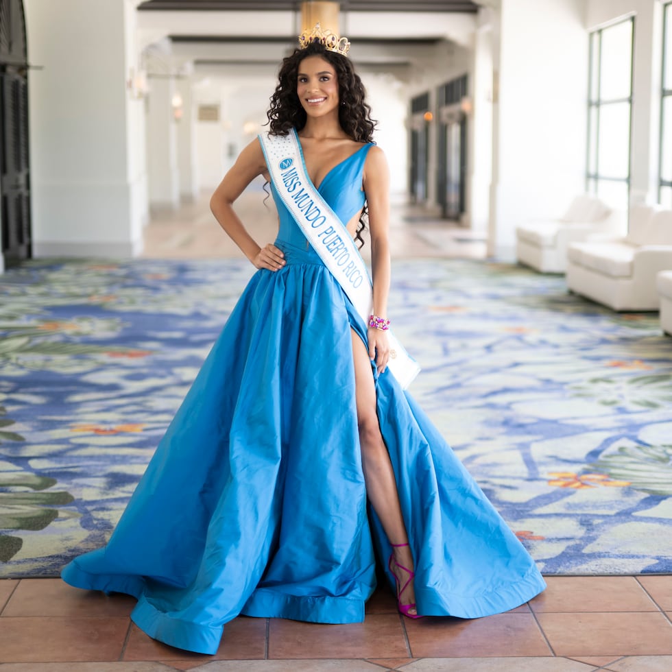 Además de los diseñadores, tienen colaboradores como Fabulous Shoes y D’Royal Bride, que vistió a la nueva reina en su presentación al país con un vaporoso vestido azul eléctrico.