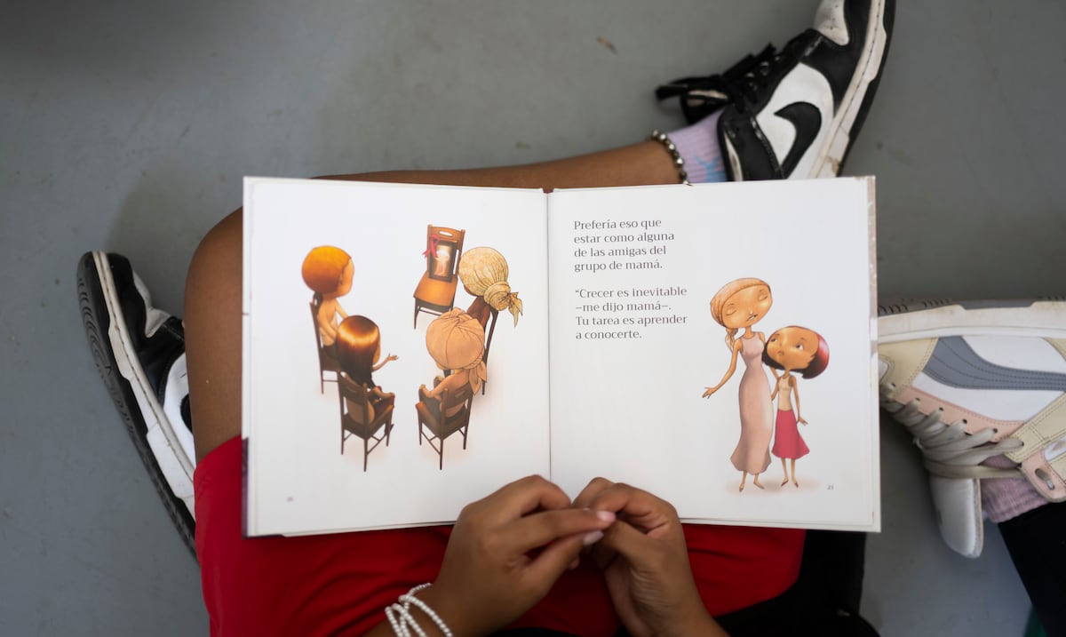 Niños y jóvenes de Loíza desafían estereotipos con club de lectura en escuela cerrada