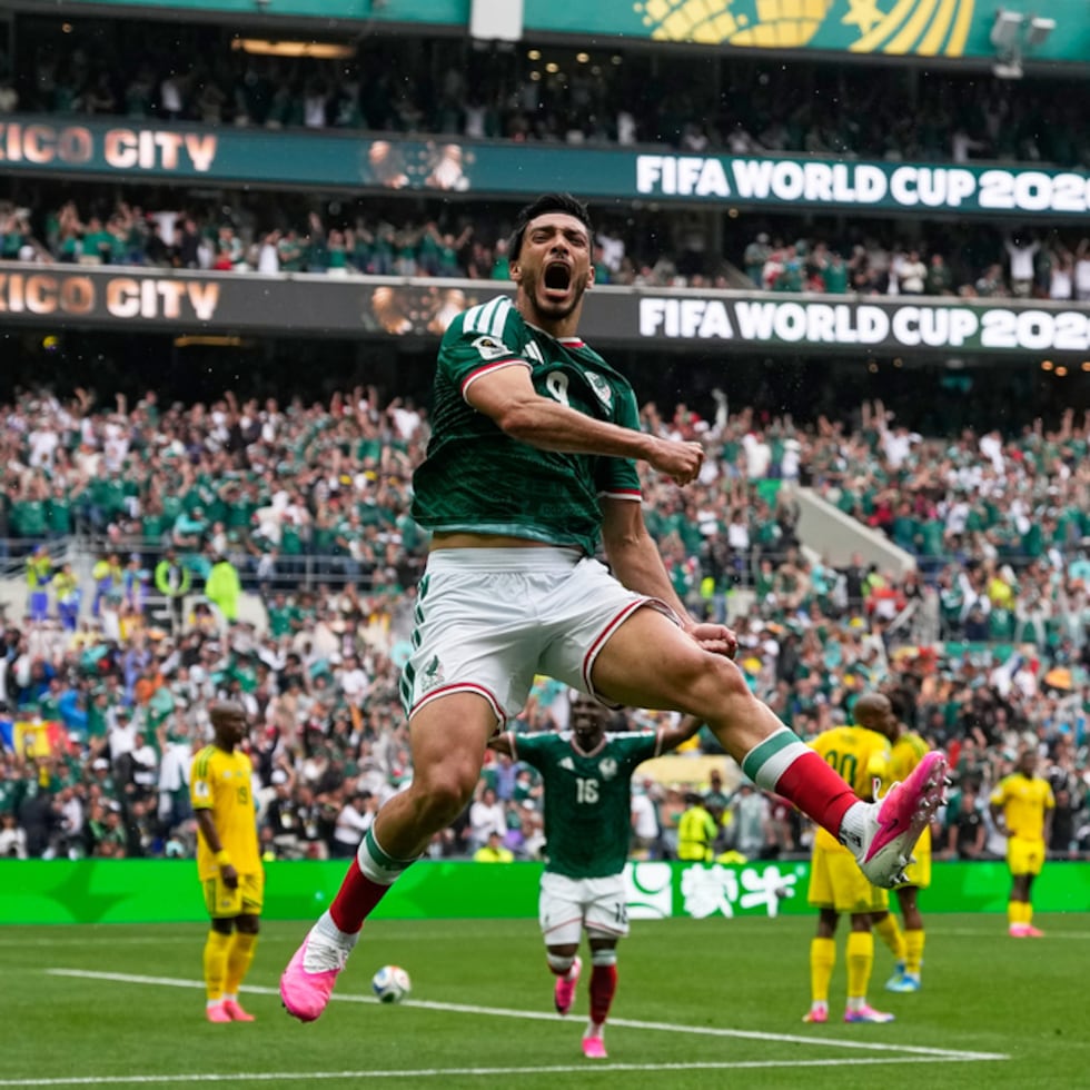 El mexicano Raúl Jiménez celebra tras marcar el segundo gol de su equipo durante el partido del Grupo A de la Copa Mundial.