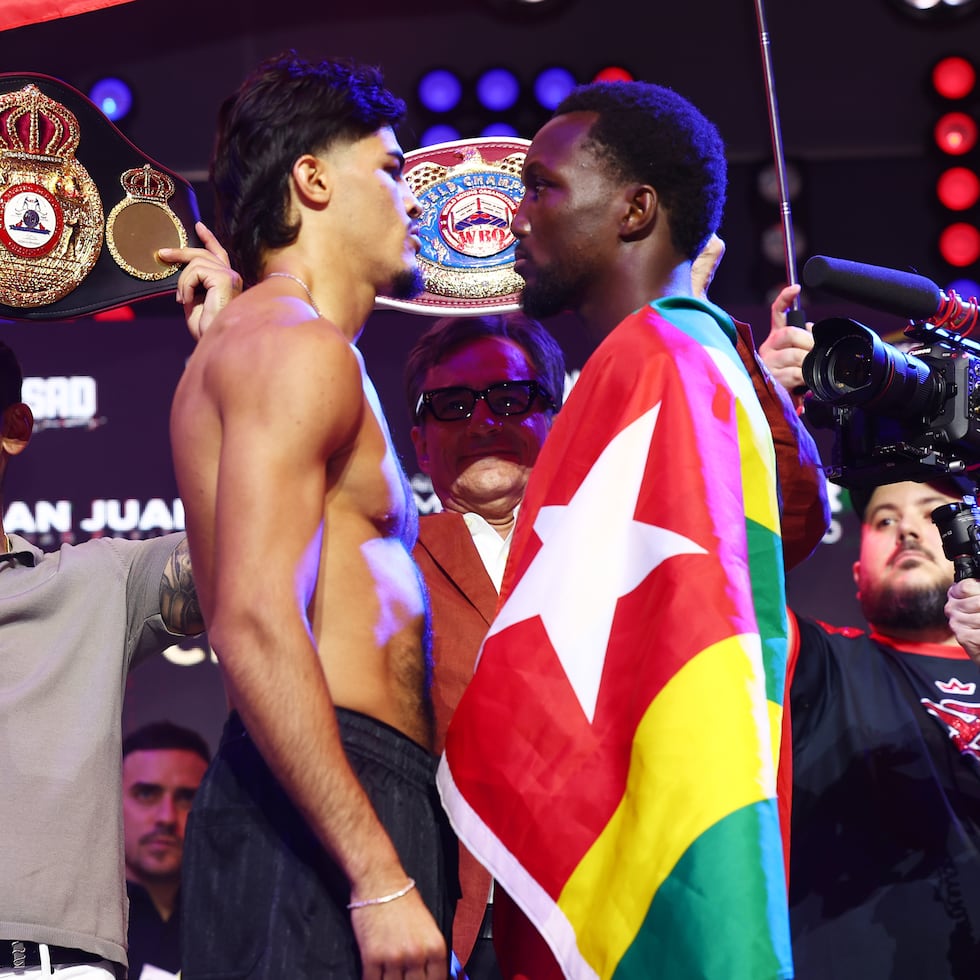 Xander Zayas y Abass Baraou en un intenso cara a cara luego del pesaje para su pelea titular de unificación el sábado en el "Choliseo".