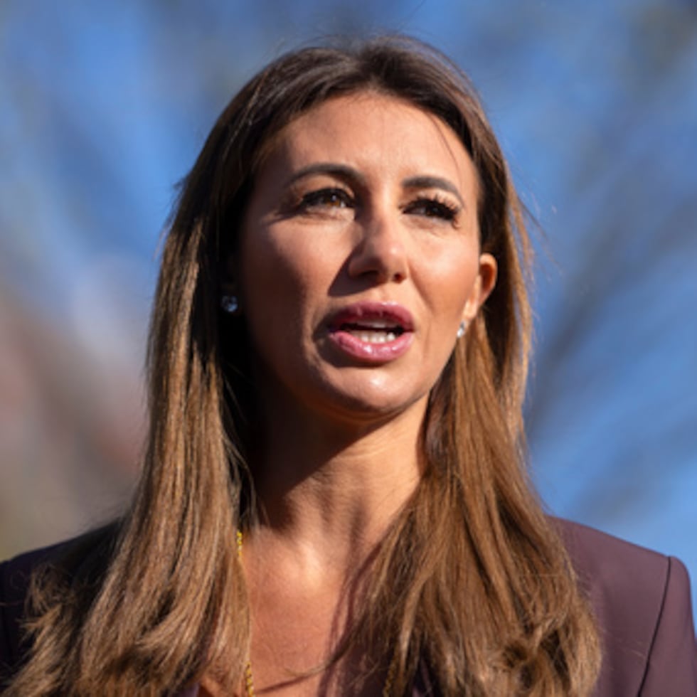 En un comunicado publicado en las redes sociales, Habba tachó de política la decisión del tribunal, pero afirmó que dimitía “para proteger la estabilidad y la integridad” de su cargo.