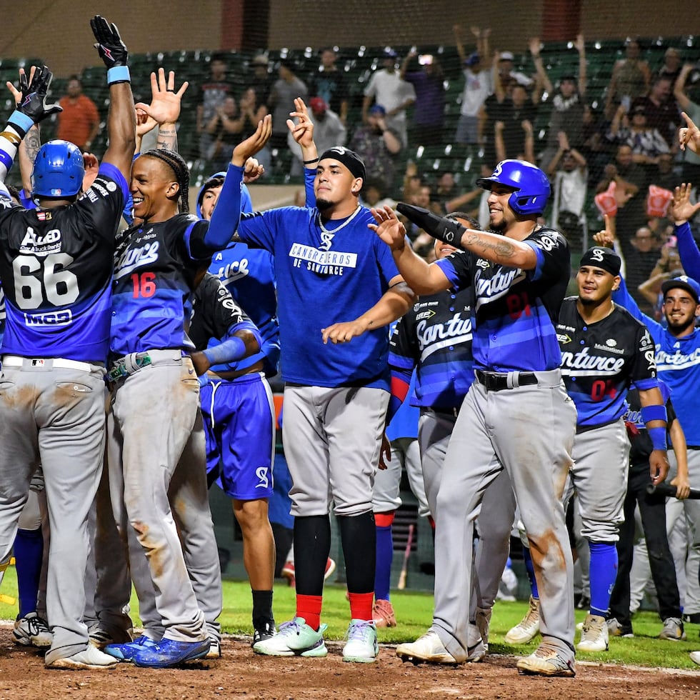 Los Cangrejeros de Santurce celebran el jonrón con las bases llenas de Brian Navarreto en la decimotercera entrada contra los Criollos en Caguas. Foto- Carmen Vélez