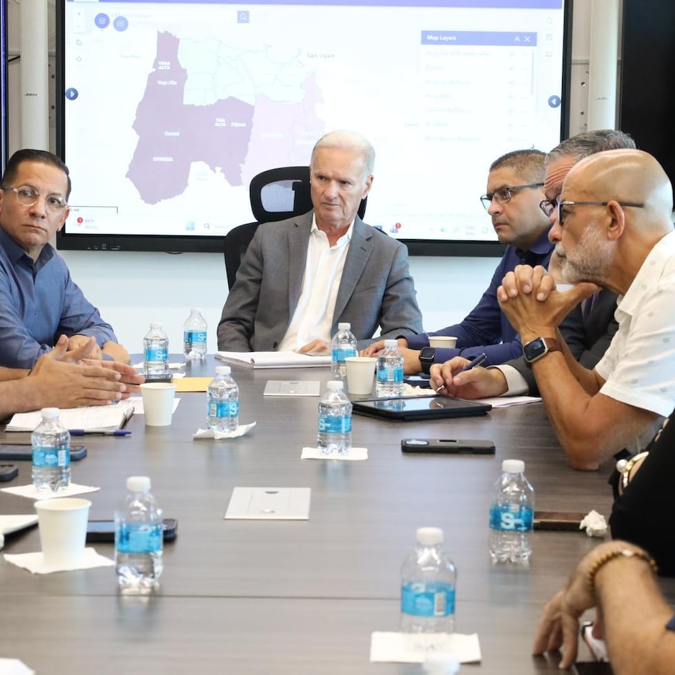 Los alcaldes de los municipios que se suplen del embalse La Plata sostuvieron una reunión con el presidente ejecutivo de la AAA, Luis González Delgado.