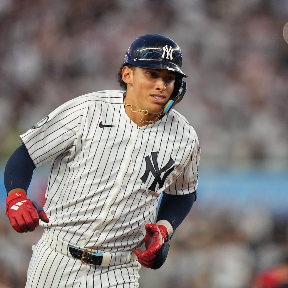 George Lombard Jr., de los Yankees de Nueva York, recorre las bases luego de conectar un cuadrangular ante los Cardinals de San Luis.