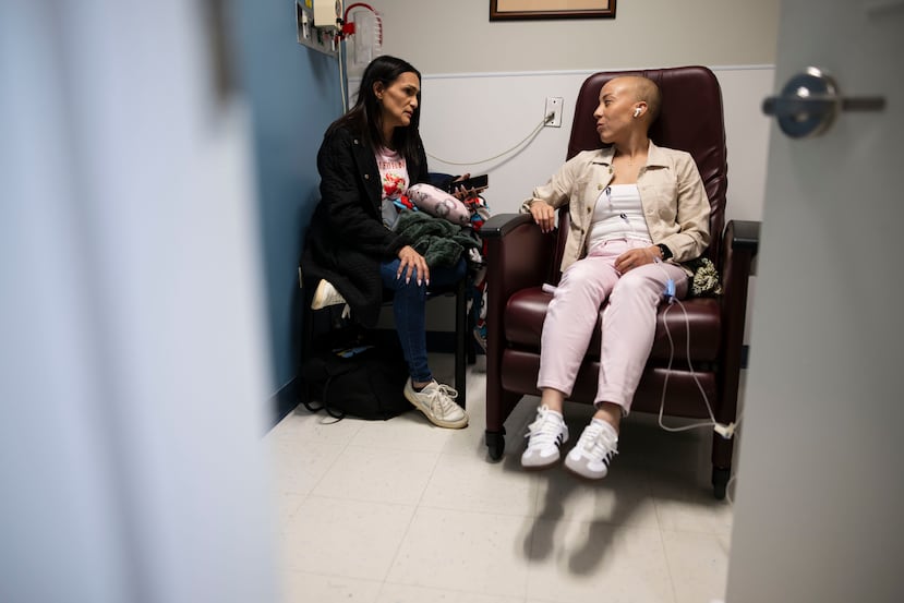 La paciente Jorelis Porrata Marrero recibió su último curso se quimioterapia acompañada por también por Dalí Marrero Morales, tía de la paciente.