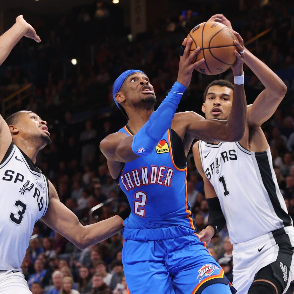 Shai Gilgeous-Alexander, del Thunder de Oklahoma City, y Victor Wembanyama (1), de los Spurs de San Antonio, han tenido destacadas actuaciones esta temporada.