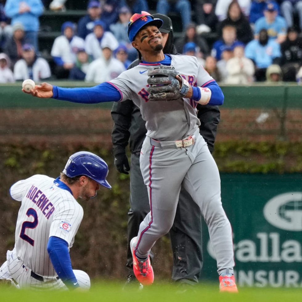 El campocorto de los New York Mets, Francisco Lindor, pone out en primera base a Alex Bregman, de los Cubs de Chicago.