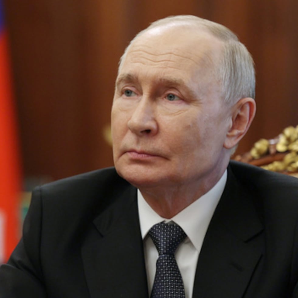 El presidente ruso Vladímir Putin asiste a una reunión con el gobernador de la región de Kaliningrado, Alexey Besprozvannykh, en Moscú, el jueves 2 de julio de 2026. (Gavriil Grigorov, Sputnik, foto del pool del Kremlin vía AP)