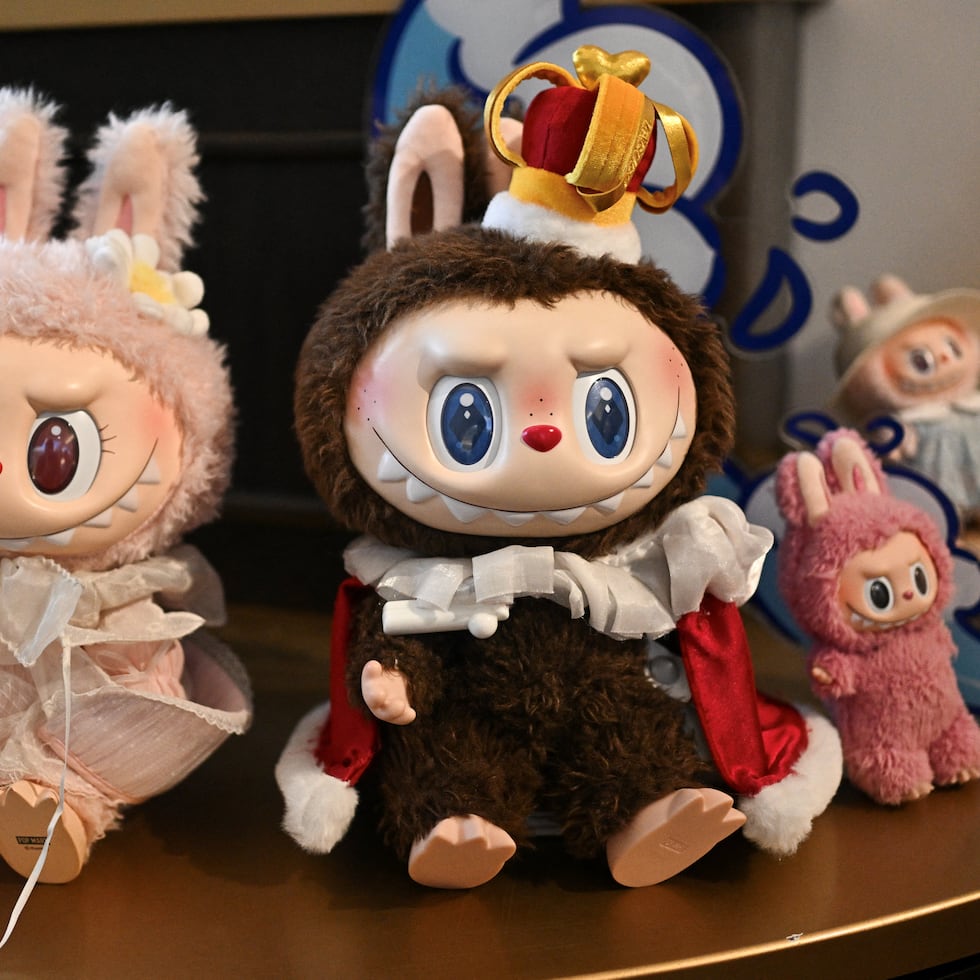 Labubu forma parte de una línea de figuras coleccionables comercializadas por Pop Mart.