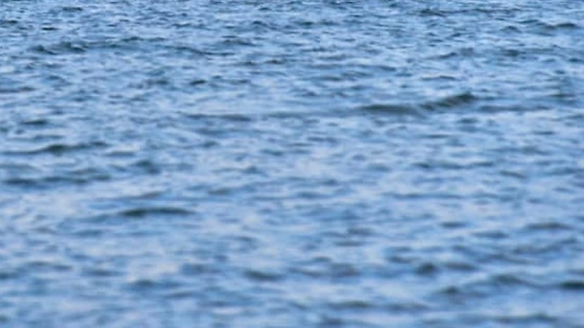 El ferry volteado MV Nyerere flota en el agua cerca de la isla Ukara en el Lago Victoria, Tanzania, el viernes, 21 de septiembre del 2018. El saldo de muertes por el naufragio rebasó 100, reportó la radio estatal el sábado. (AP)