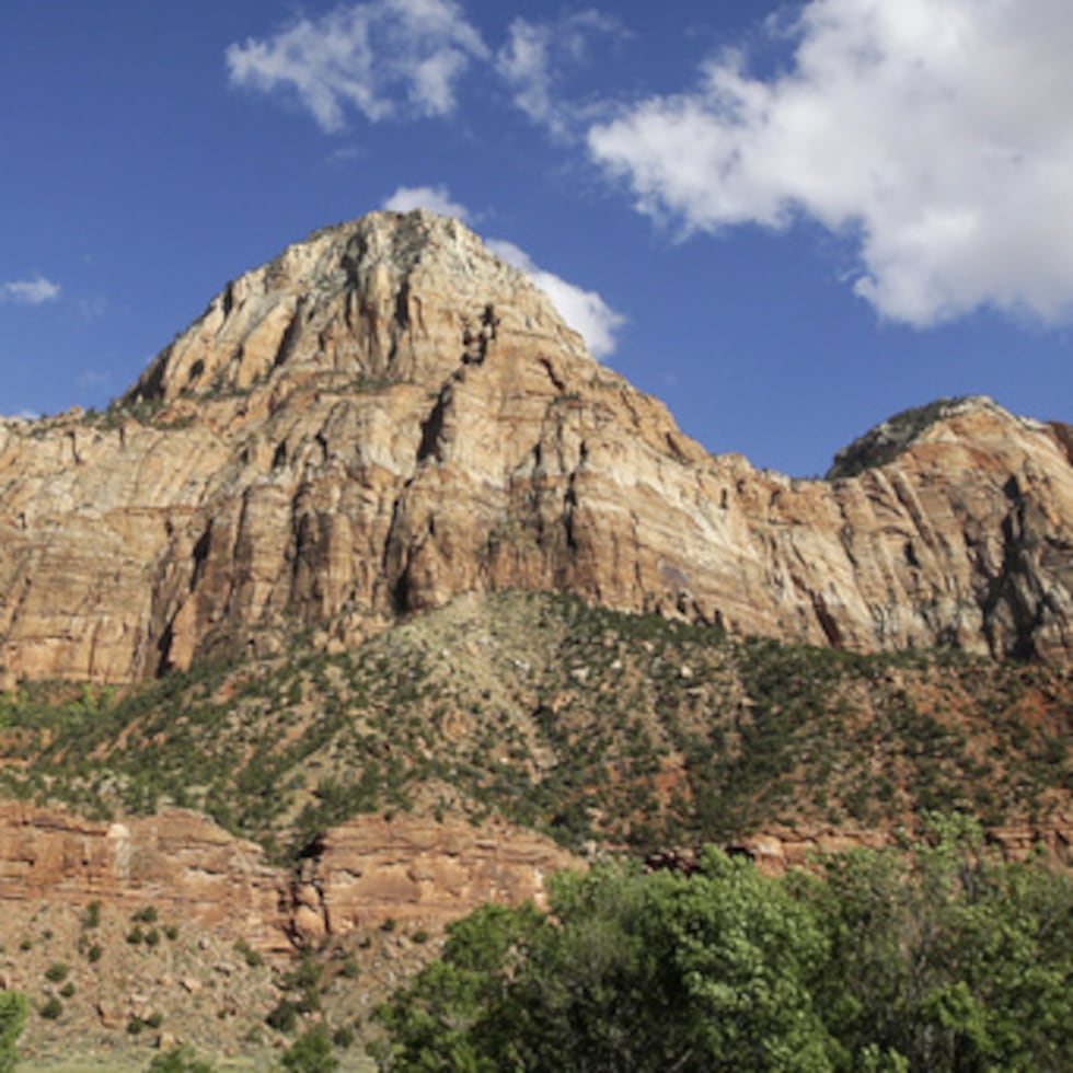 Los acantilados escarpados se elevan en el Parque Nacional Zion, cerca de Springdale, Utah.
