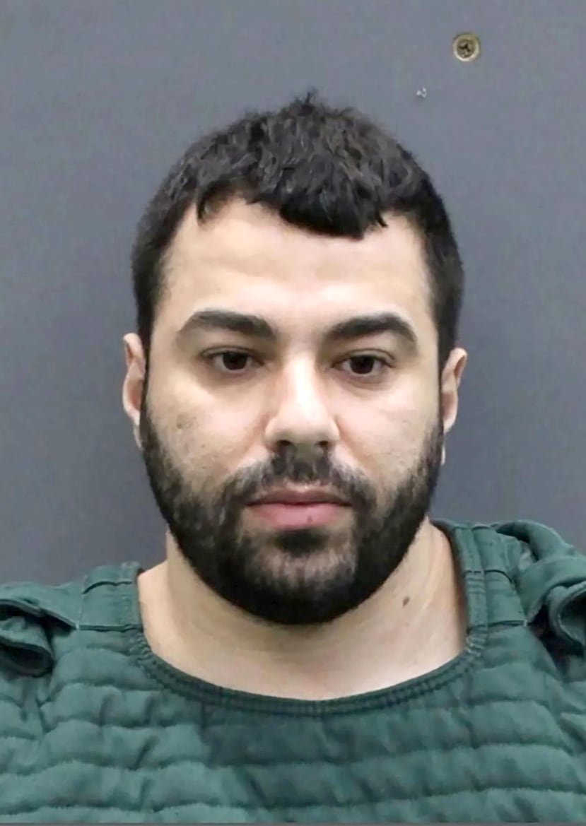 Fotografía cedida este lunes, 27 de abril, por la Oficina del Alguacil del Condado de Hillsborough en la que aparece Hisham Abugharbieh, presunto asesino de dos estudiantes de doctorado de la Universidad del Sur de Florida (USF) y acusado también de usar ChatGPT para obtener ayuda sobre cómo deshacerse de los cuerpos, por lo que se investigará además a la empresa tecnológica OpenAI. EFE / Oficina del Alguacil del Condado de Hillsborough