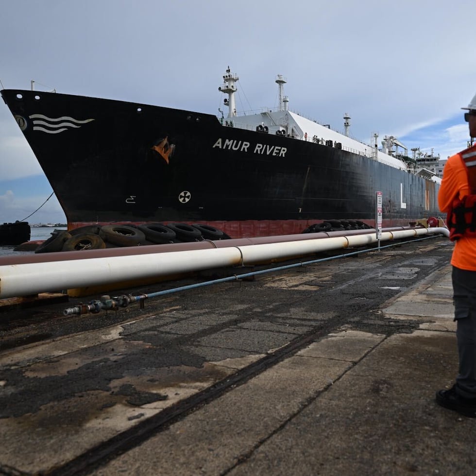 La barcaza con gas natural llegó al muelle de NFE a eso de las 9:00 a.m.