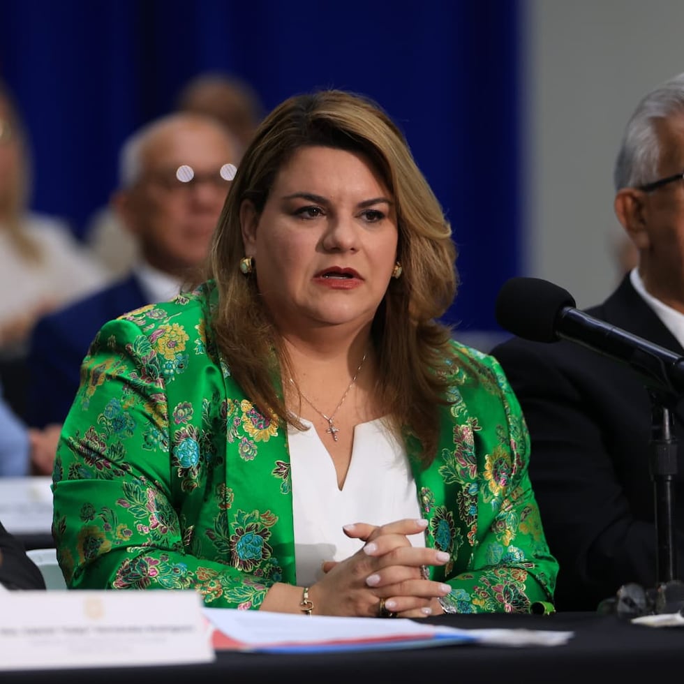 La gobernadora Jenniffer González (centro) volverá a someter el proyecto de ley tal cual fue radicado originalmente, sin considerar la eliminación del tributo.