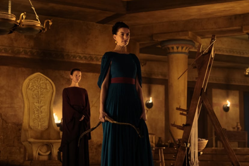 Esta imagen, difundida por Universal Pictures, muestra, de izquierda a derecha, a Mia Goth en el papel de Melantho y a Anne Hathaway en el de Penélope, en una escena de «La Odisea». (Melinda Sue Gordon/Universal Pictures vía AP)