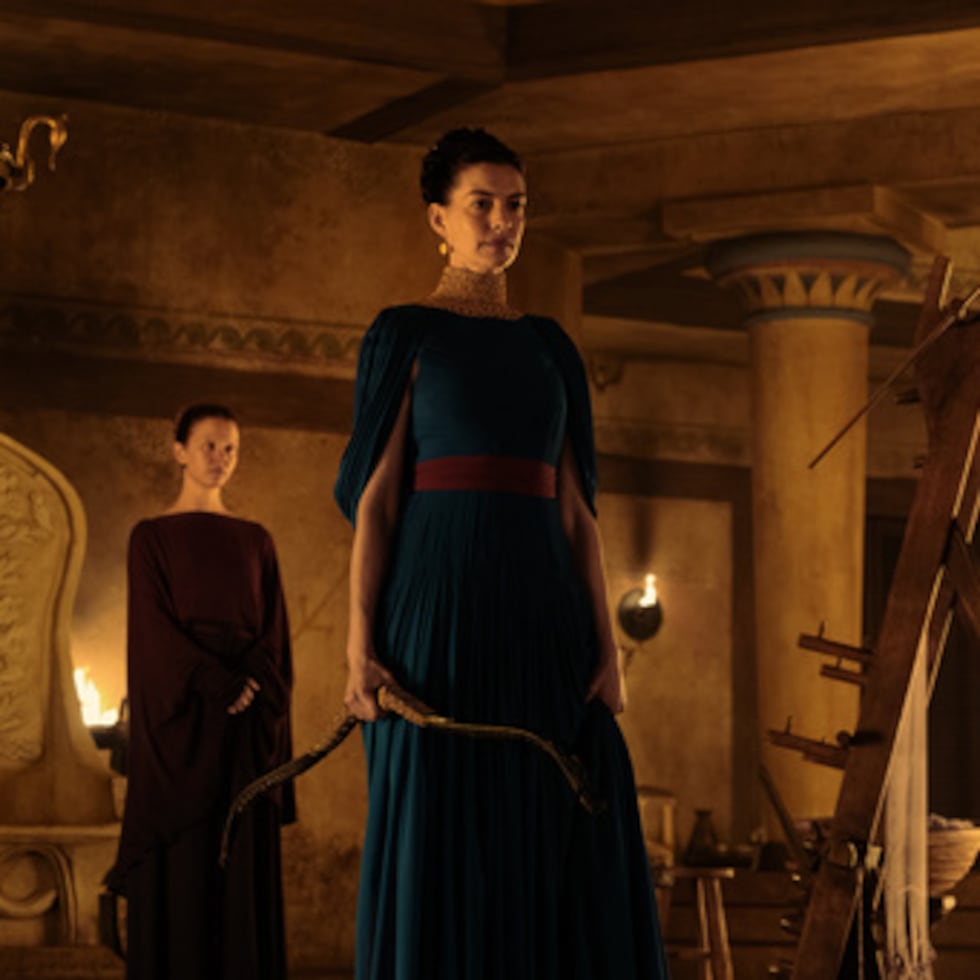 Esta imagen, difundida por Universal Pictures, muestra, de izquierda a derecha, a Mia Goth en el papel de Melantho y a Anne Hathaway en el de Penélope, en una escena de «La Odisea». (Melinda Sue Gordon/Universal Pictures vía AP)