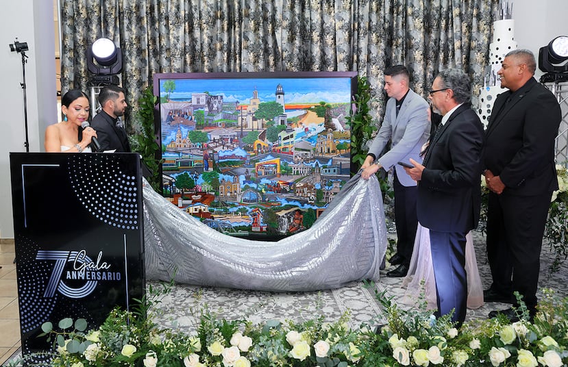 Uno de los momentos más emotivos fue la develación de una pintura original del artista Rafael Sánchez Tarazona, que retrata la evolución de la cooperativa.