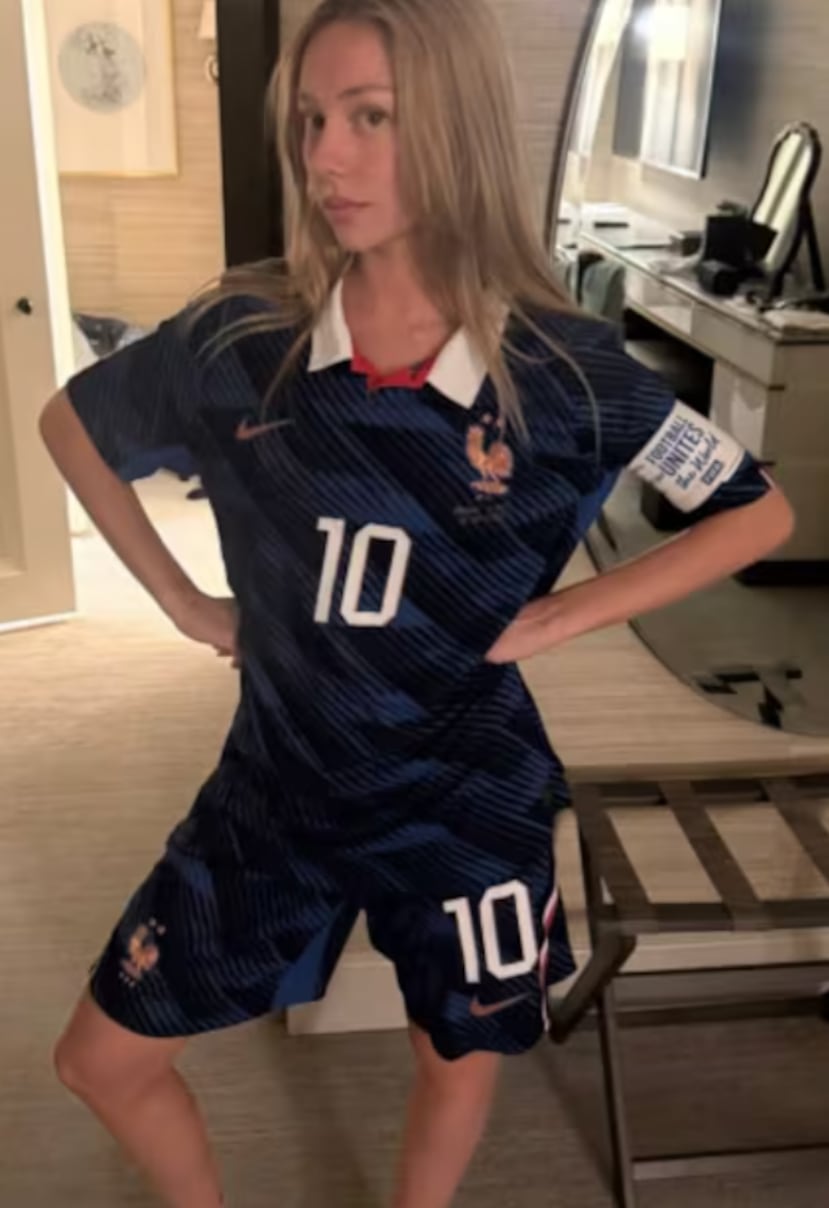 Ester Expósito con el uniforme de Francia.