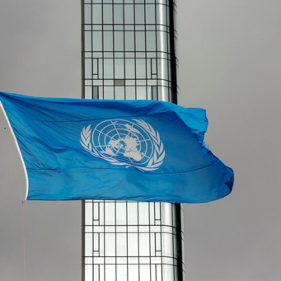 Bandera de la ONU ondea durante la Asamblea General en Nueva York.