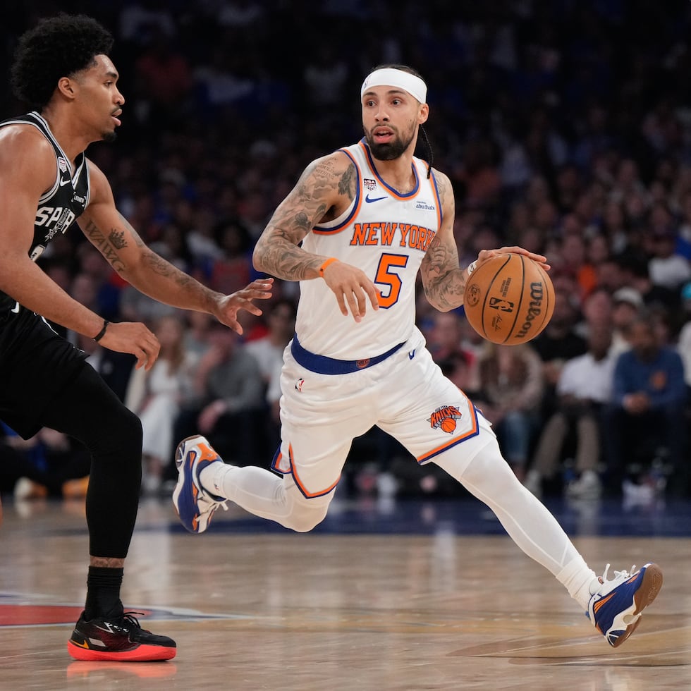 El base puertorriqueño de los Knicks, José Alvarado, en busca de ofensiva frente a Dylan Harper, de los Spurs.
