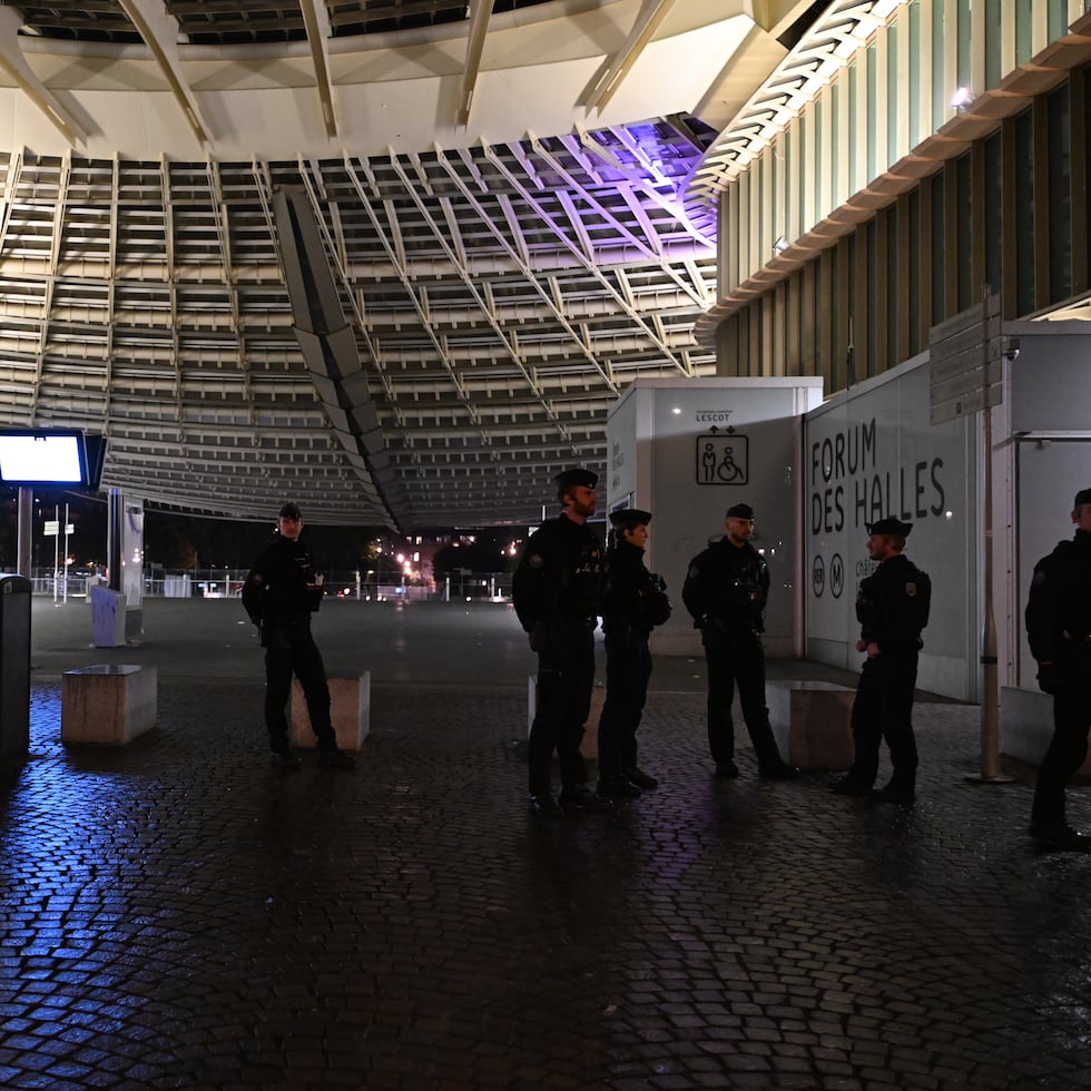 Policías patrullan en las noches las calles de París, Francia, tras los disturbios del fin de semana.