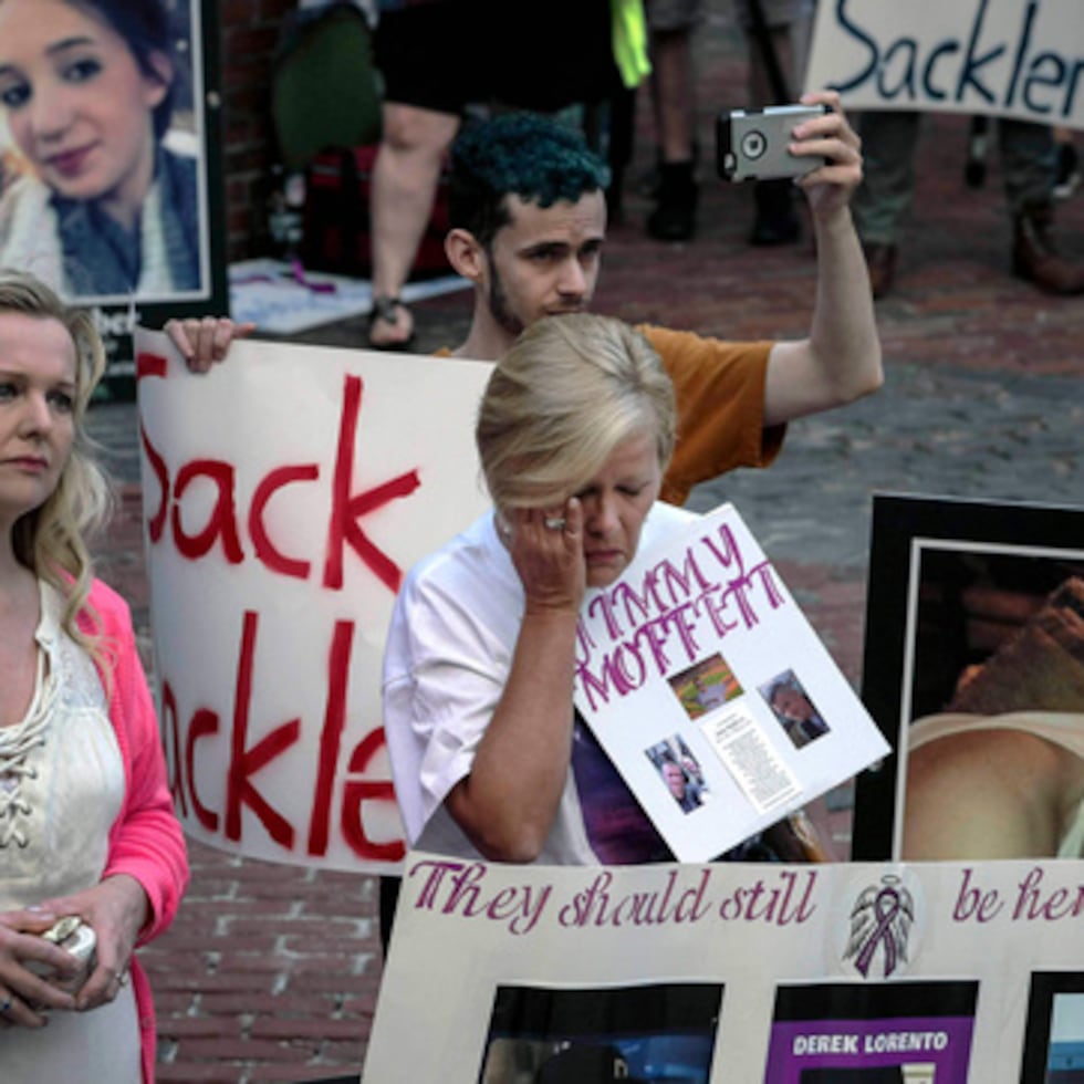 ARCHIVO - Manifestantes que han perdido seres queridos a causa de la crisis de opioides protestan.