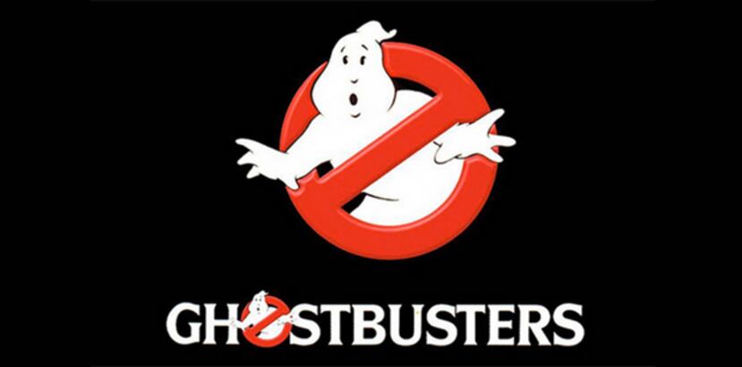 "Ghostbusters" (1984), que tuvo secuela en 1989, cuenta la historia de un grupo de parapsicólogos que después de ser despedidos de su trabajo en la universidad deciden montar un negocio para capturar fantasmas, cuya presencia se vuelve cada vez más notable en las calles de Nueva York.