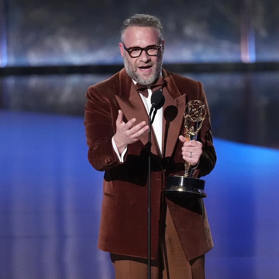 Seth Rogen acepta el premio al mejor actor principal en una serie de comedia por "The Studio" en la 77a edición de los Premios Emmy el domingo 14 de septiembre de 2025 en el Teatro Peacock de Los Ángeles.