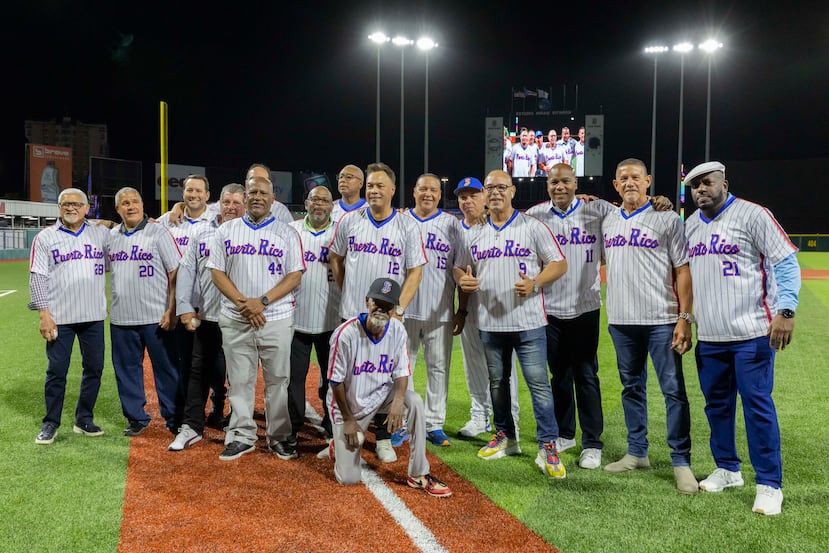 Integrantes del equipo boricua durante un homenaje en el Estadio Hiram Bithorn.