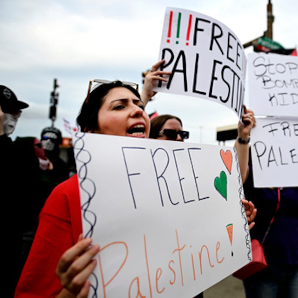 Manifestantes pro-palestinos sostienen pancartas durante una protesta bajo el lema «Palestina libre» antes de un concierto de Ed Sheeran en Filadelfia, el sábado 19 de septiembre de 2026.