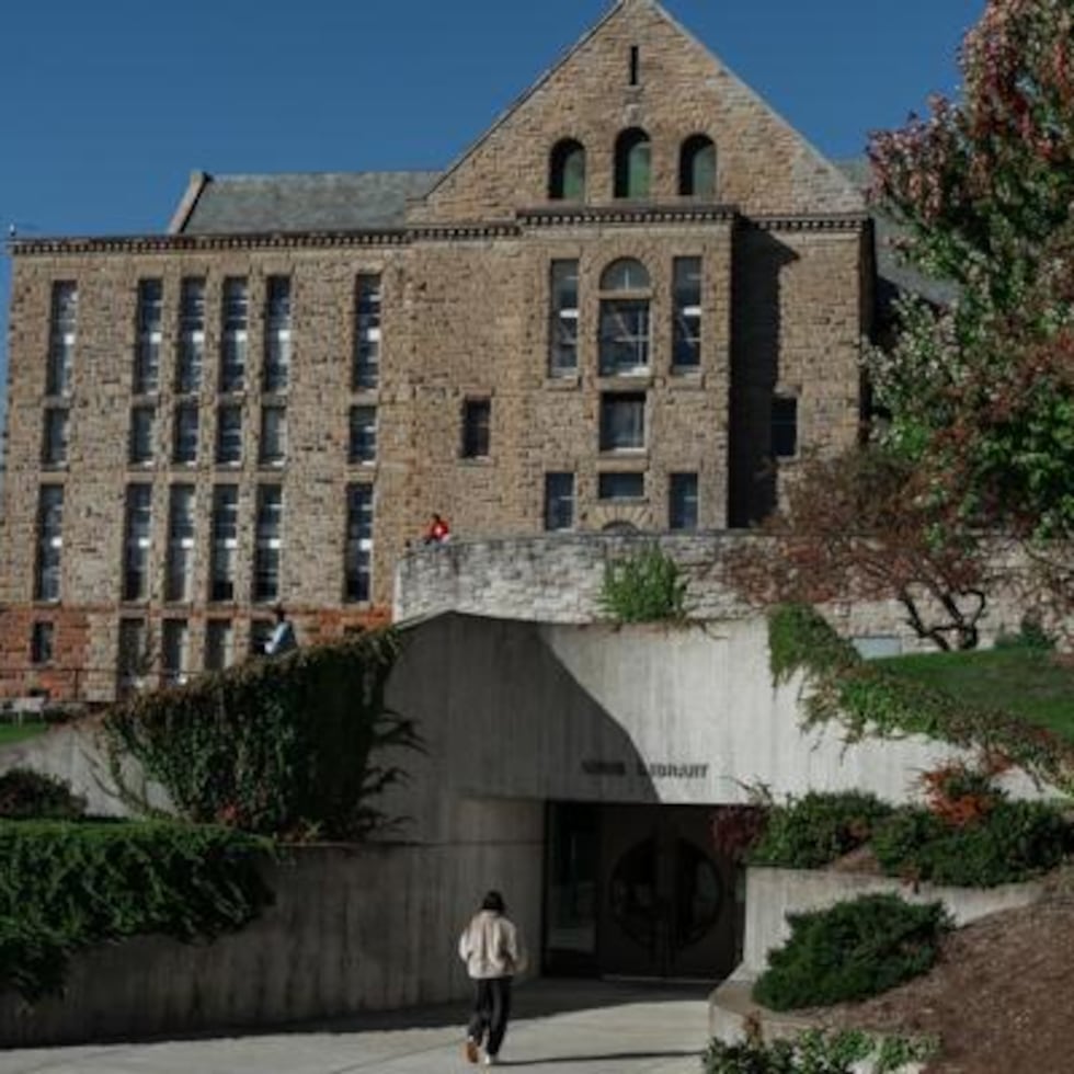 Por último, Cornell propuso una medida amplia para “cambiar la cultura social” en los campus, reconoció la “prevalencia profundamente preocupante del abuso de alcohol y drogas”, y prometió reforzar la formación y programas existentes para combatir el “efecto espectador”, que afectó también al caso de la joven denunciante.