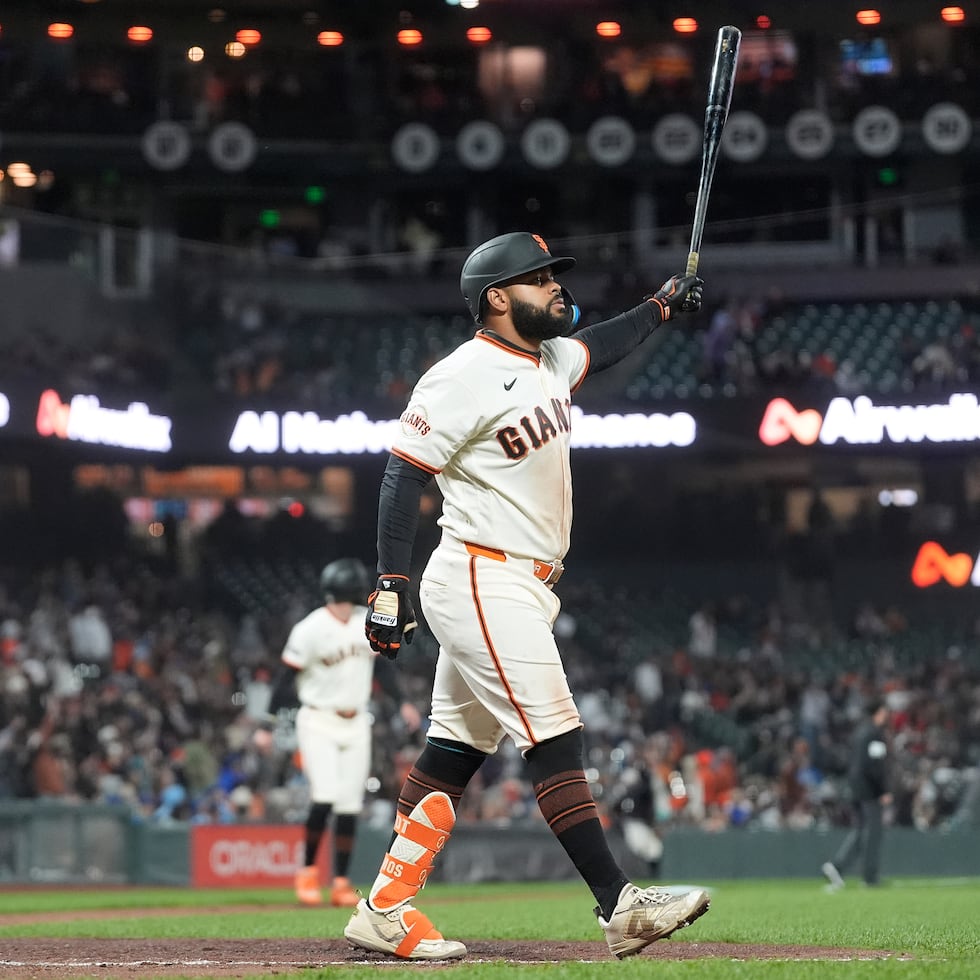 Heliot Ramos mantiene en alto su bate tras su cuadrangular de dos carreras en la octava entrada con el que despegó a San Francisco 10-1.