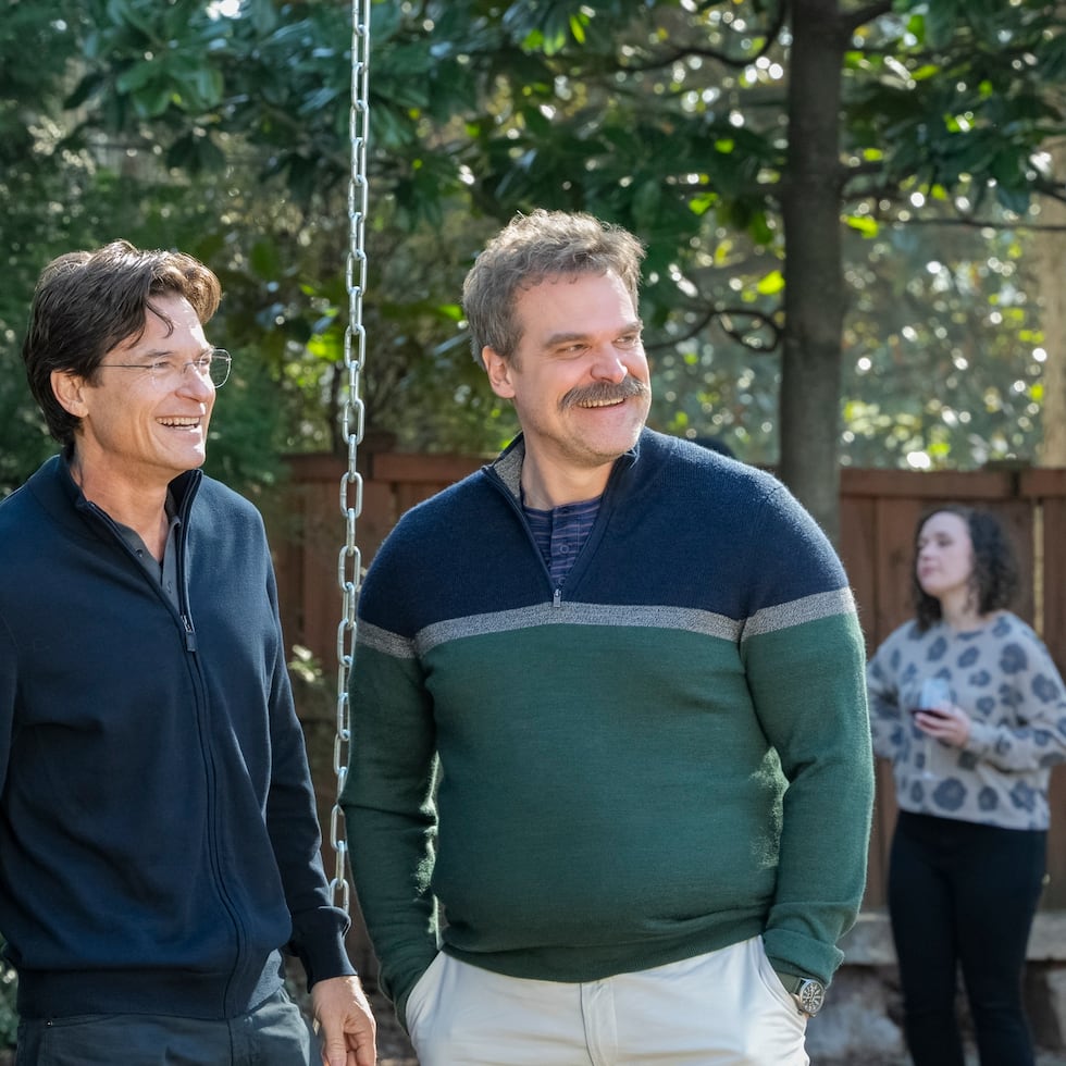 Jason Bateman, a la izquierda, y David Harbour, a la derecha, son los protagonistas de la serie "DTF St. Louis", de HBO Max.